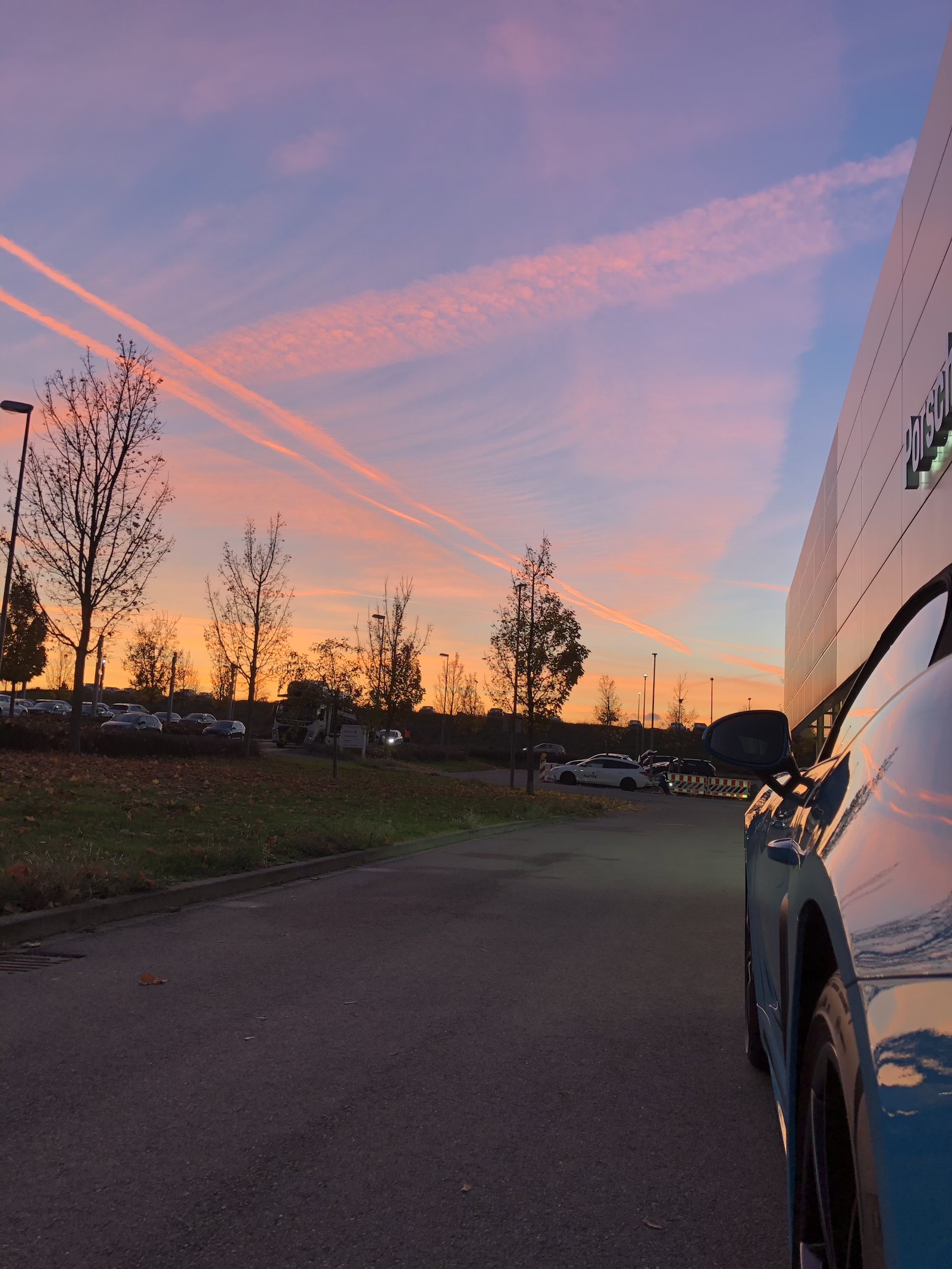 Kreatives Team bei der visuellen Markenentwicklung – QMAX gestaltet Design, Fotografie und Marketing mit handwerklicher Präzision im Saarland.