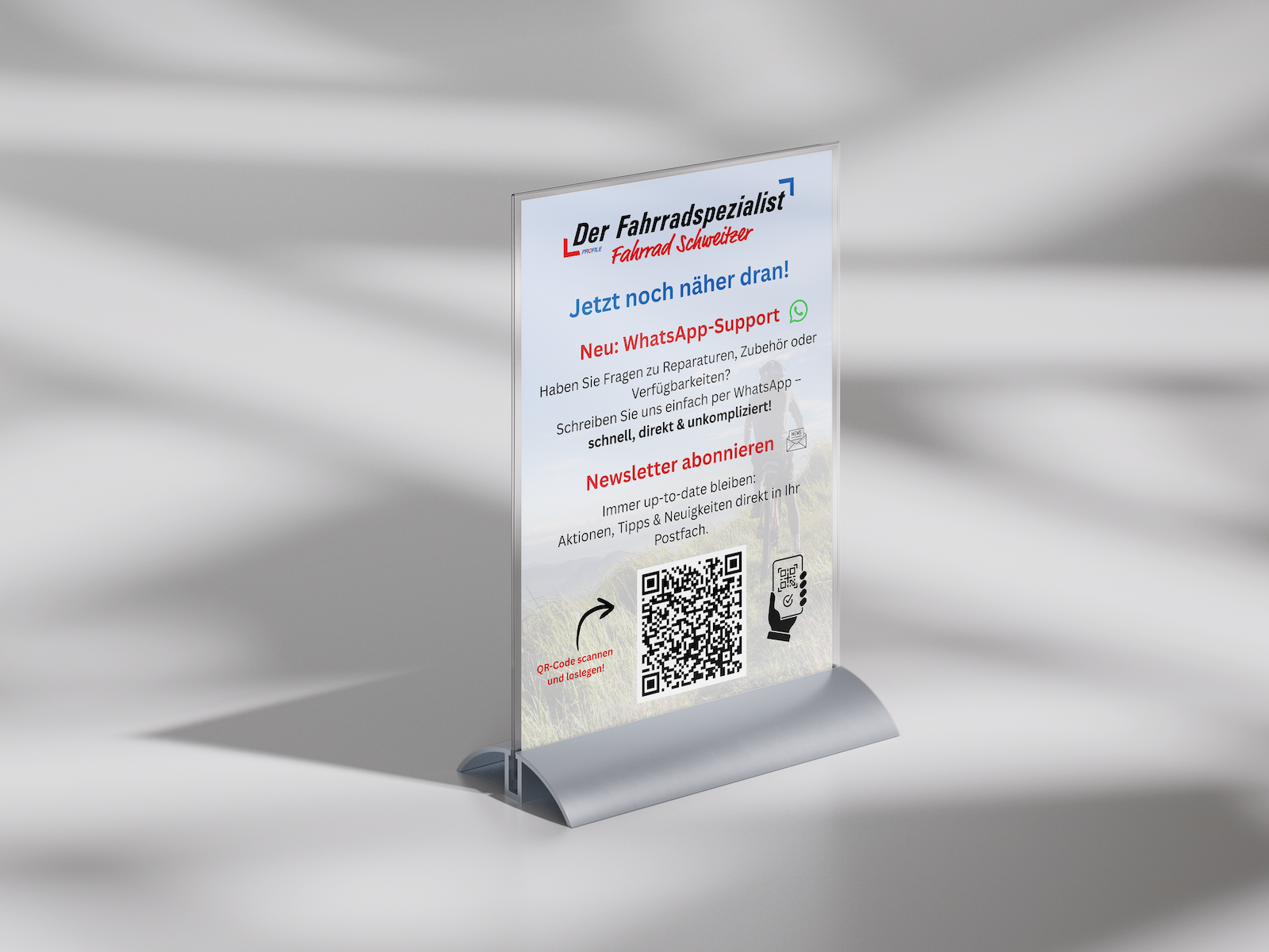Tischaufsteller mit Kundeninformation und QR-Code – Beispiel für Werbematerial und Printdesign von QMAX Create im Saarland.