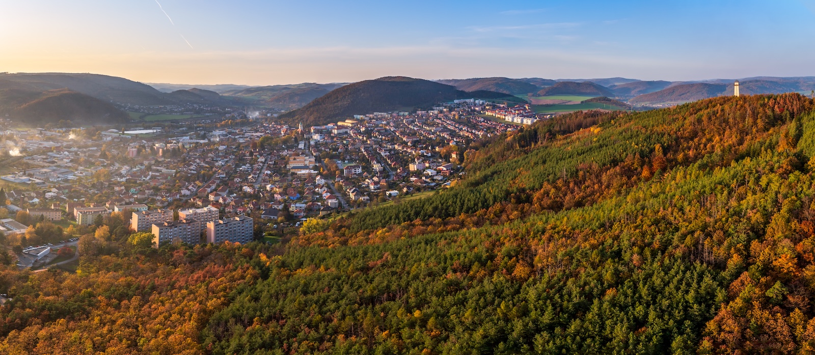 Luftaufnahme einer Stadt im Saarland mit umliegenden Hügeln und Wäldern – Symbol für regionales Marketing und professionelle Drohnenaufnahmen