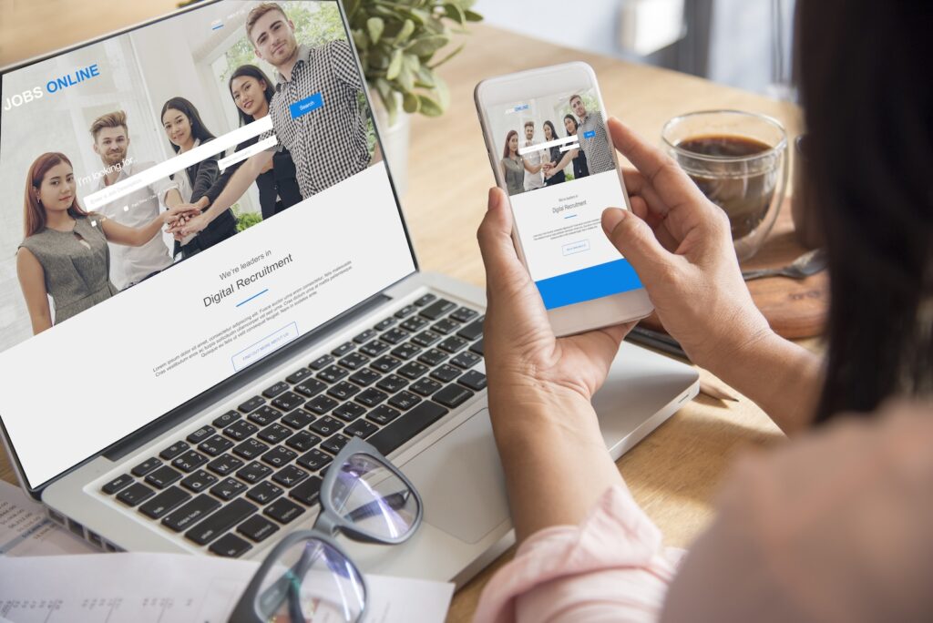 Moderne Website auf Laptop und Smartphone – QMAX Webline erstellt professionelle, responsive Websites und WebCare-Lösungen im Saarland.